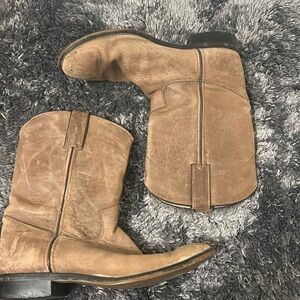 Justin boots in a size 5 D tan.